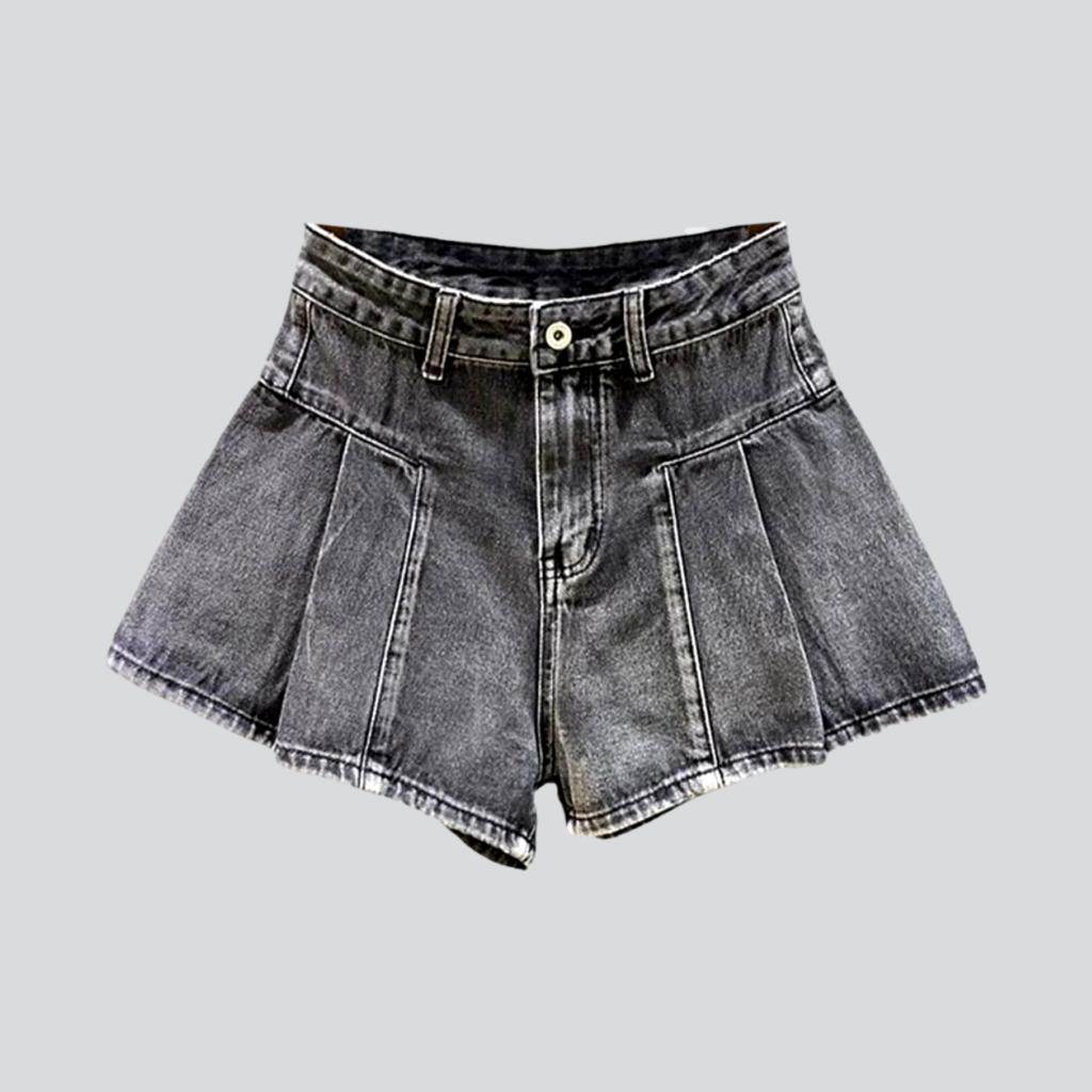 Farbige Jeansshorts mit Bundfalten