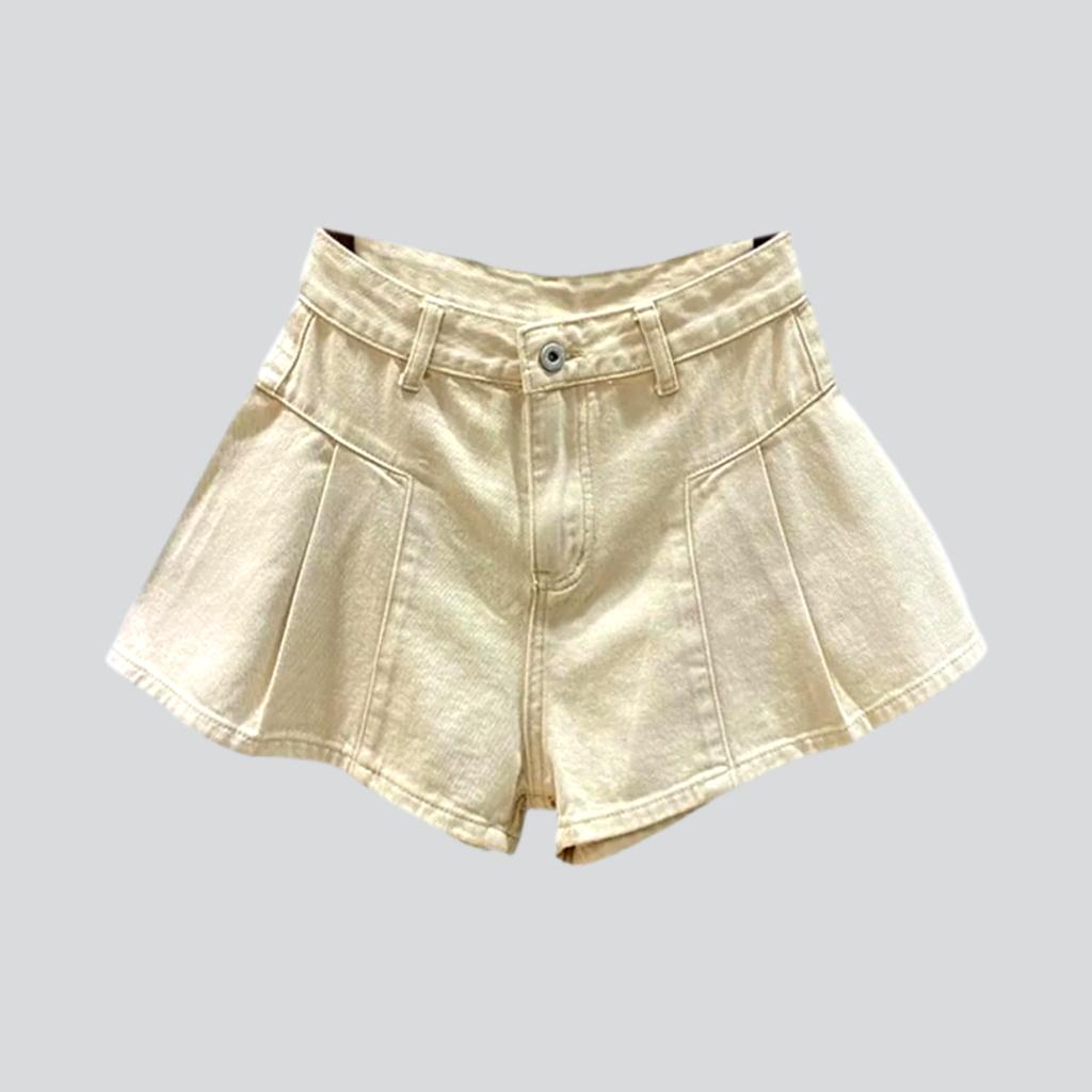 Farbige Jeansshorts mit Bundfalten