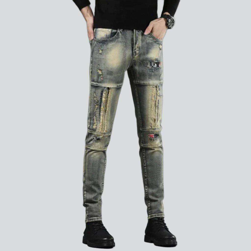 Gealterte, dehnbare Herrenjeans