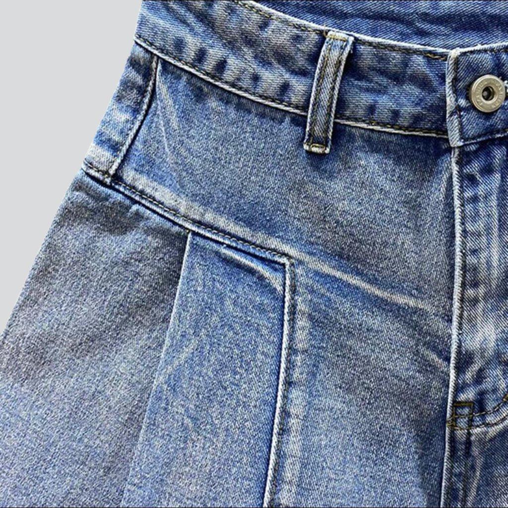 Farbige Jeansshorts mit Bundfalten