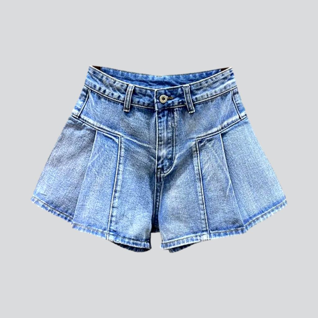 Farbige Jeansshorts mit Bundfalten