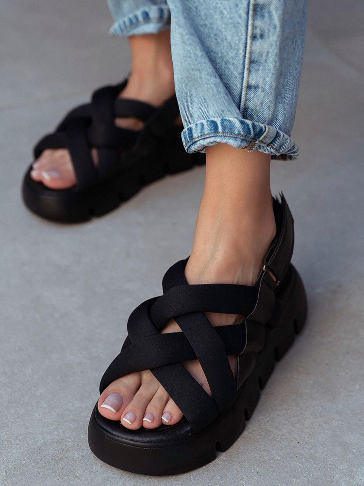 Plateau-Sandalen mit Klettverschluss und überkreuzten Riemen