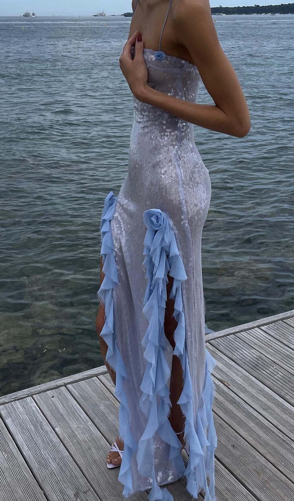 Vestido largo con volantes y tirantes finos en azul cielo