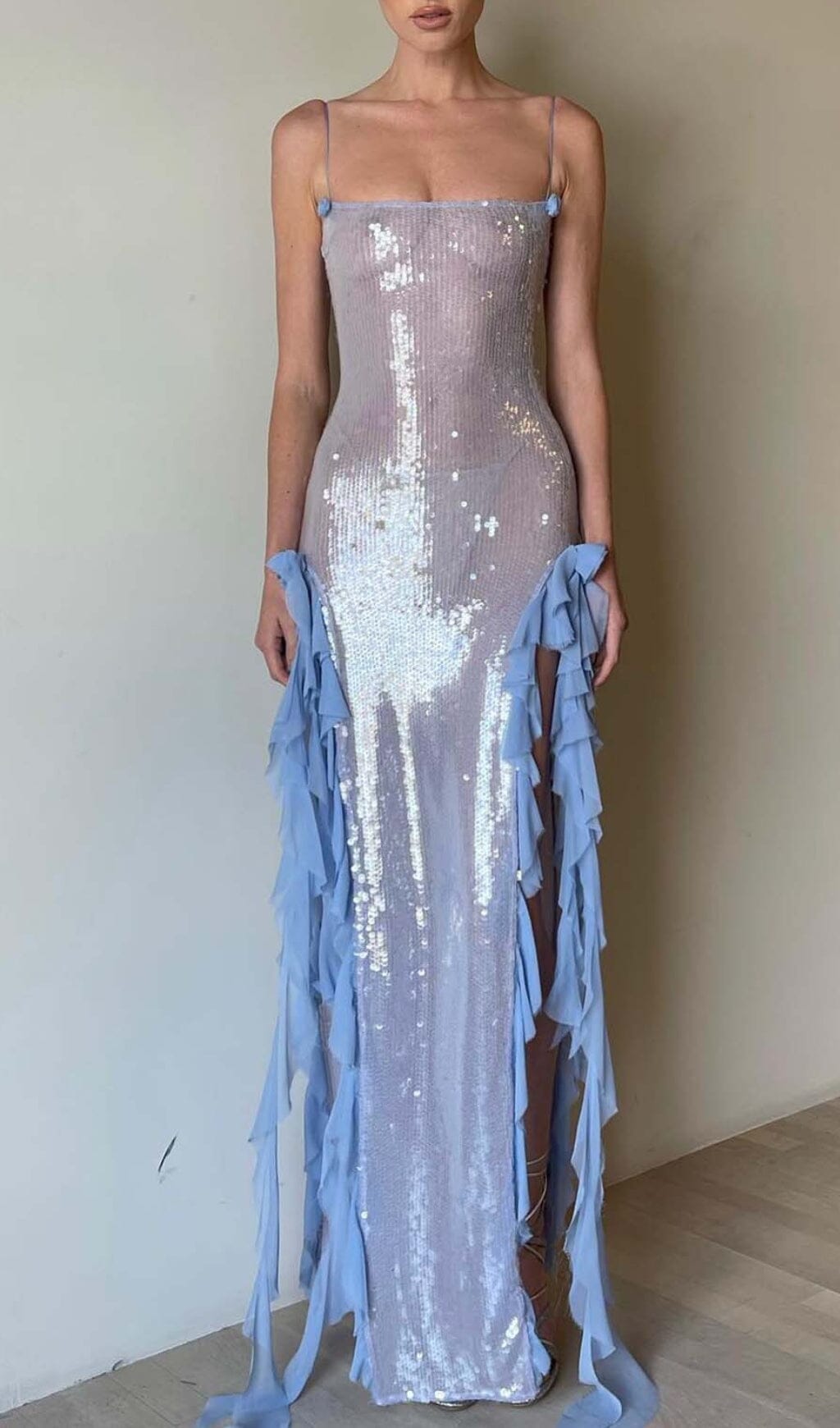 Vestido largo con volantes y tirantes finos en azul cielo