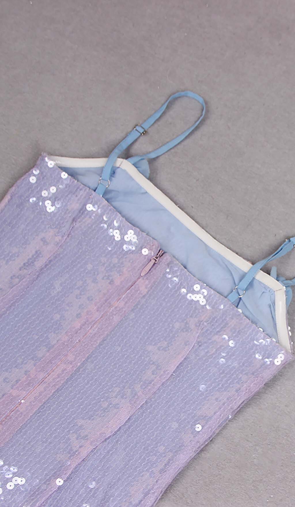 Vestido largo con volantes y tirantes finos en azul cielo