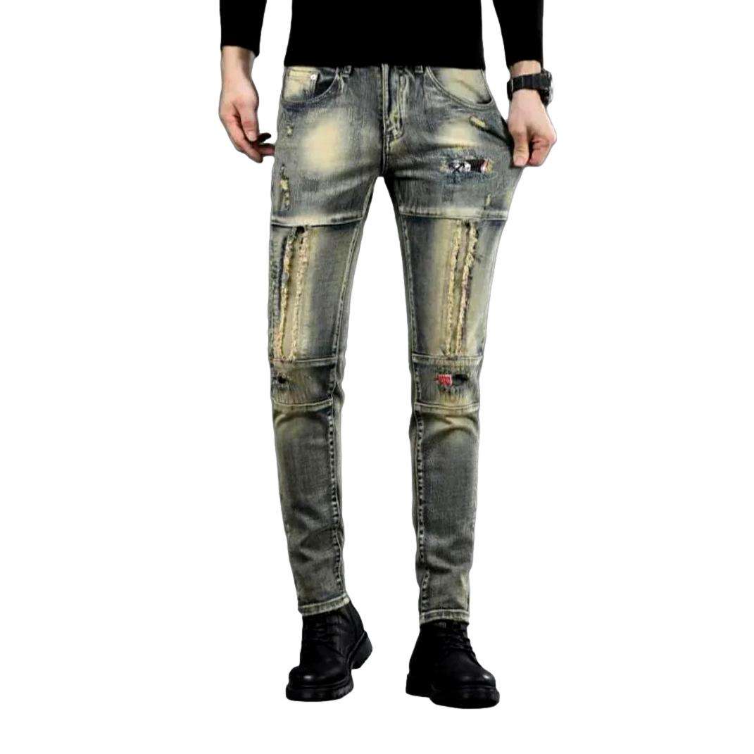Gealterte, dehnbare Herrenjeans