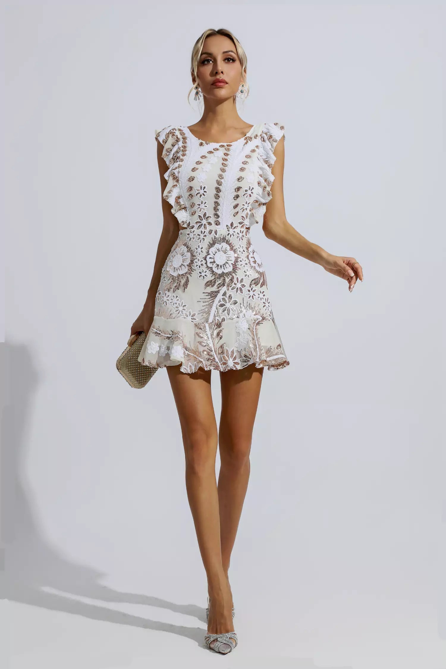 Sarai – Weißes Minikleid mit Rüschen und Blumen-Ausschnitt