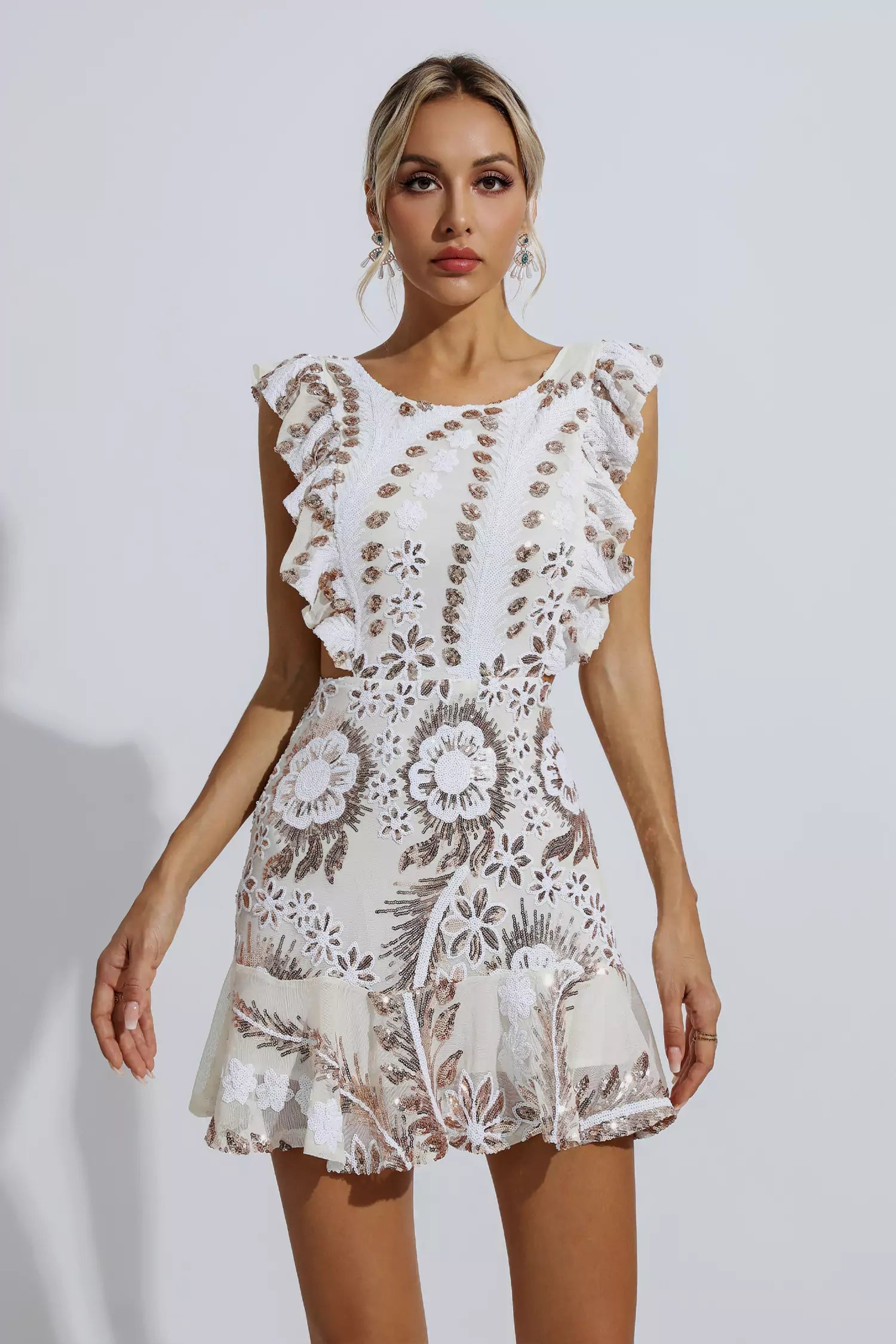 Sarai – Weißes Minikleid mit Rüschen und Blumen-Ausschnitt