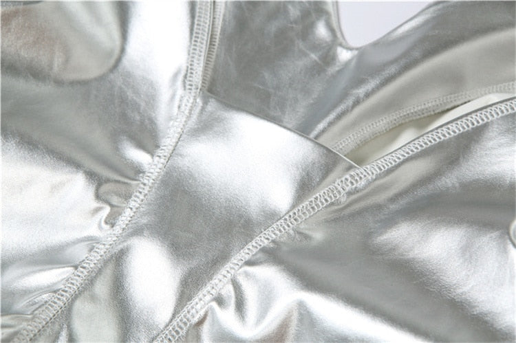 Gianny – Glänzende Bundfaltenhose aus Kunstleder