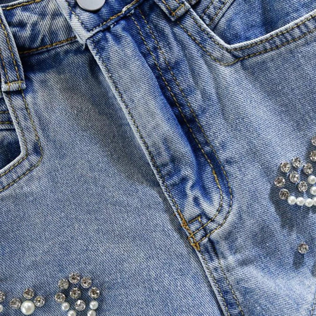 Jeansshorts mit Perlenbesatz und Used-Look