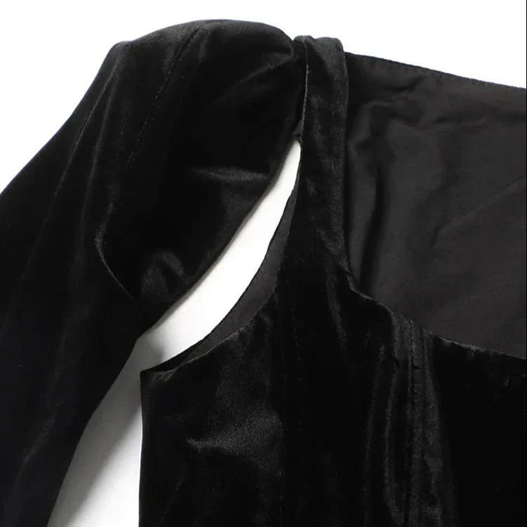 Schwarzes MIDI-Kleid mit langen Korsettärmeln und Schlitz vorn