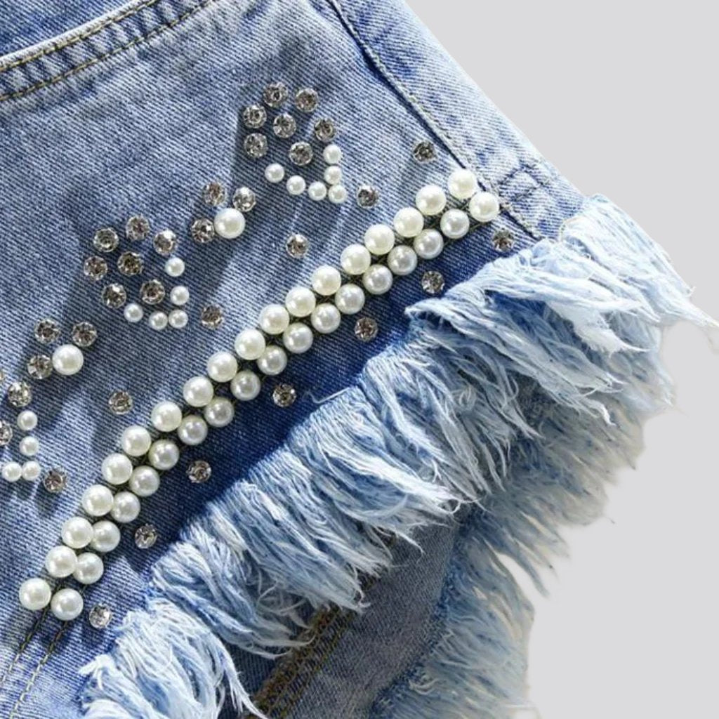 Jeansshorts mit Perlenbesatz und Used-Look