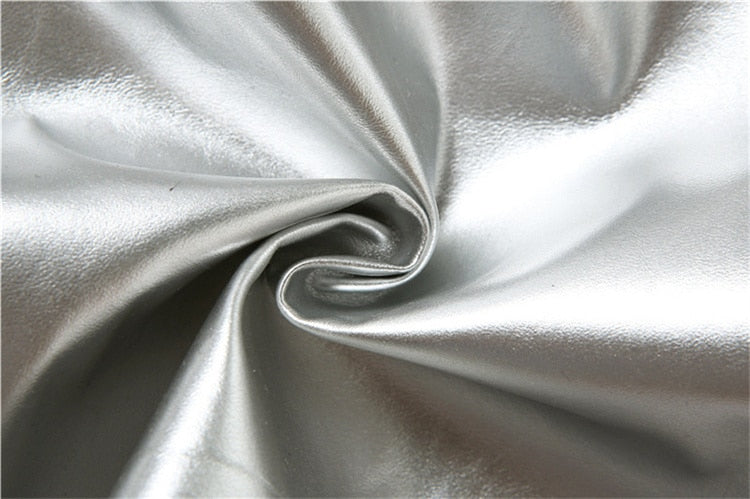 Gianny – Glänzende Bundfaltenhose aus Kunstleder
