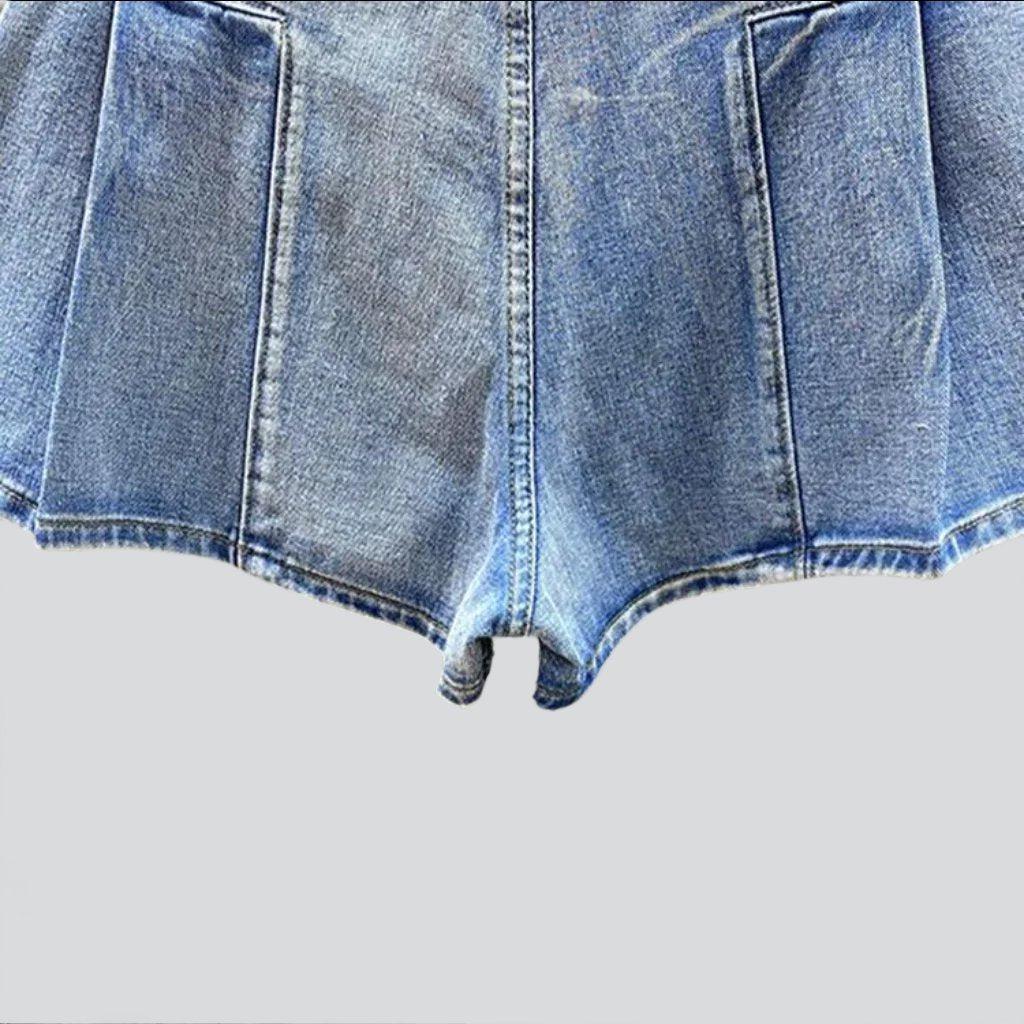 Farbige Jeansshorts mit Bundfalten