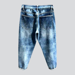 Ausgefranste Herrenjeans im trendigen Stil
