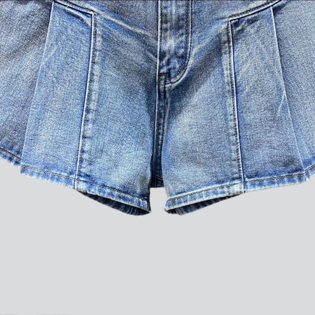 Farbige Jeansshorts mit Bundfalten