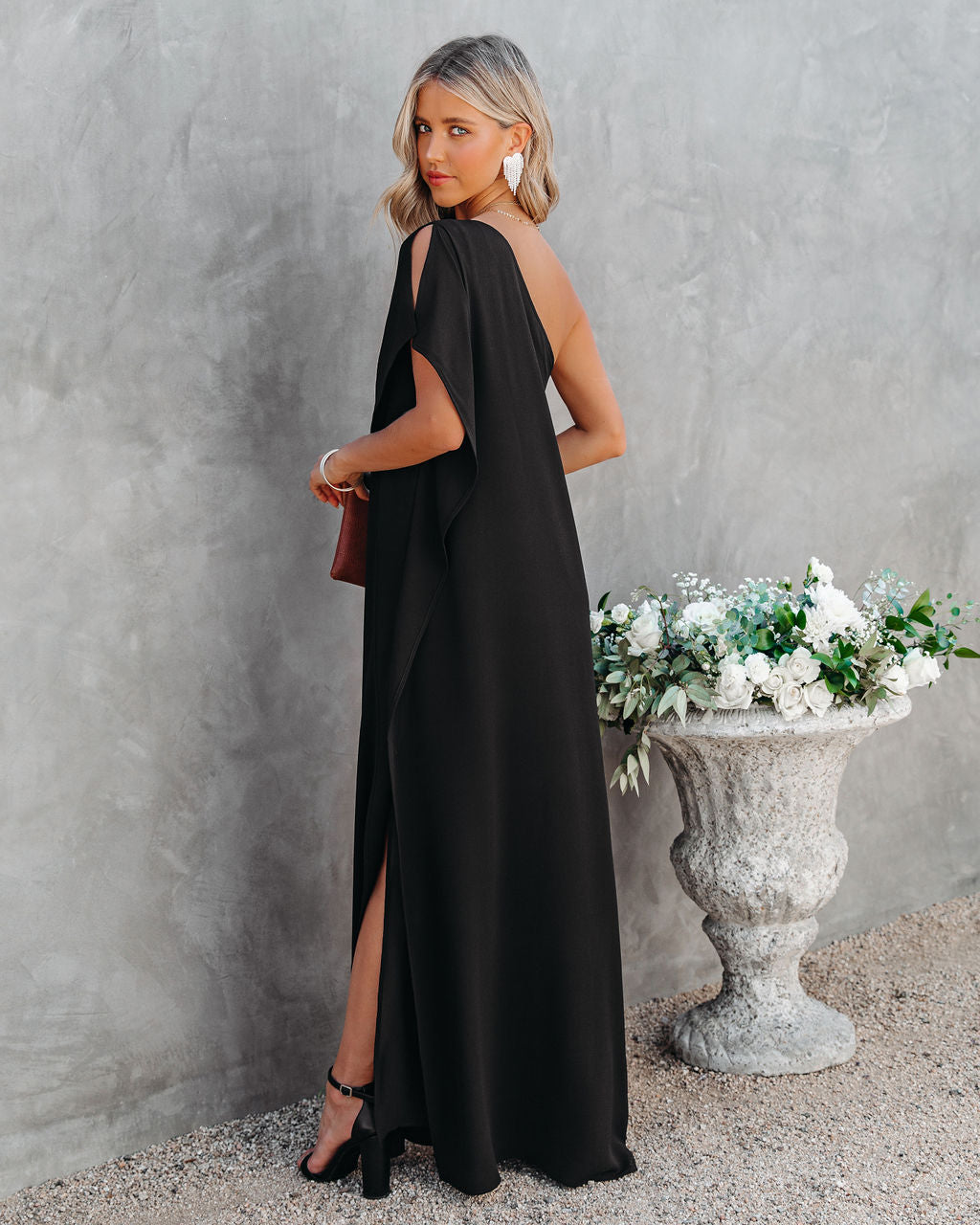 Strike A Pose – Statement-Maxikleid mit One-Shoulder-Träger - Schwarz
