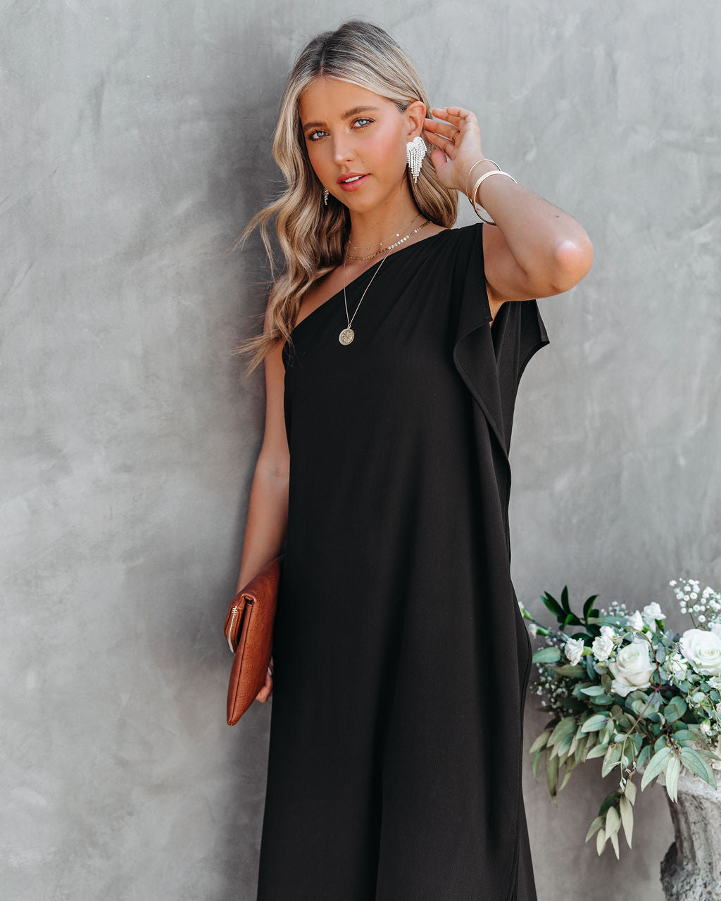 Strike A Pose – Statement-Maxikleid mit One-Shoulder-Träger - Schwarz