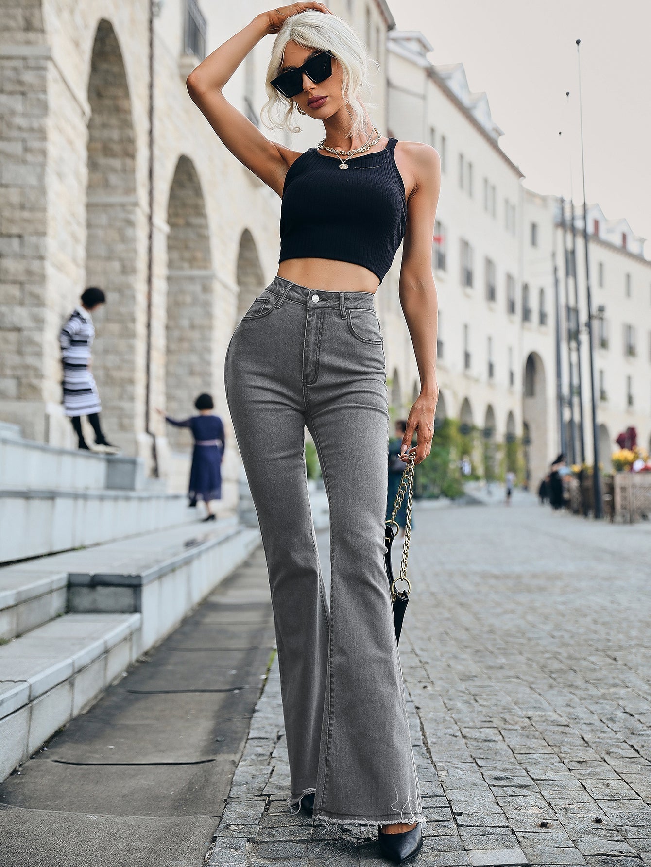 Stretch-Schlagjeans mit hohem Bund und ungesäumtem Saum