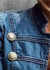 Style Blauer, zweireihiger Patchwork-Jeansmantel in Slim Fit