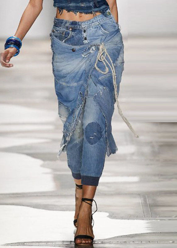 Stilvolle blaue Patchwork-Jeanshose mit Taschen und Schnürung