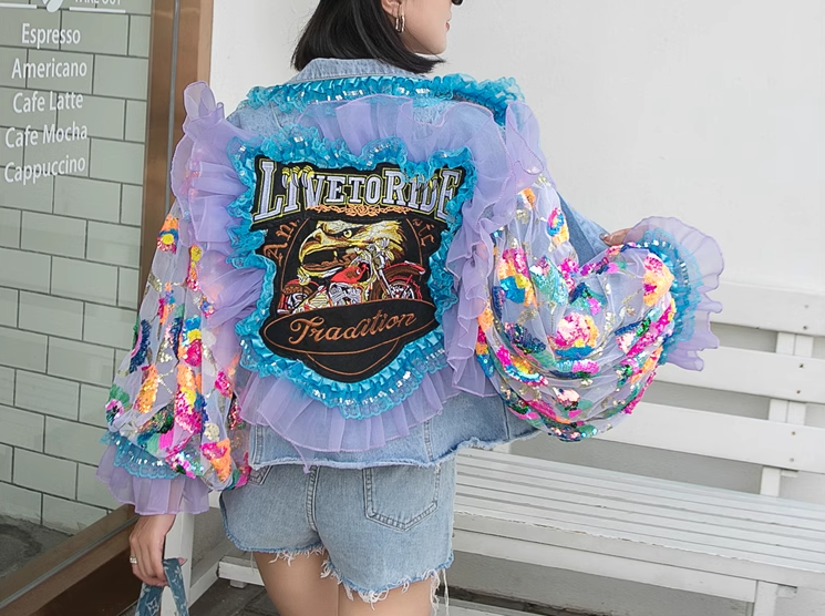 Schicke blaue Jeansjacke mit Rüschen und Stickereien im Patchwork-Stil aus Tüll