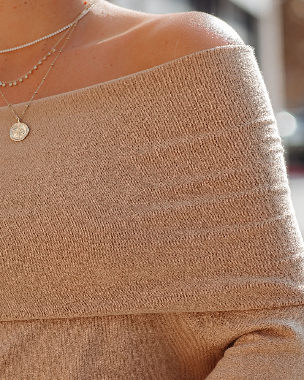 Tess – Schulterfreier Pullover aus Kaschmirmischung – Kamel