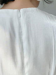 Vestido midi de satén con botones adornados