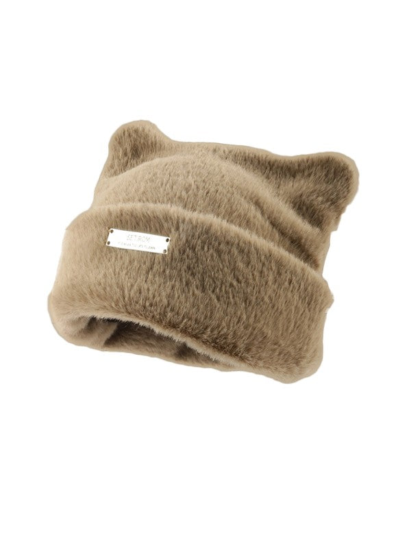 Gorro de lana con etiqueta metálica y gato peludo