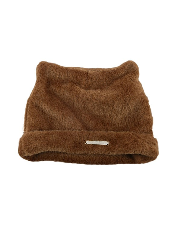 Gorro de lana con etiqueta metálica y gato peludo