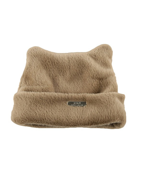 Gorro de lana con etiqueta metálica y gato peludo