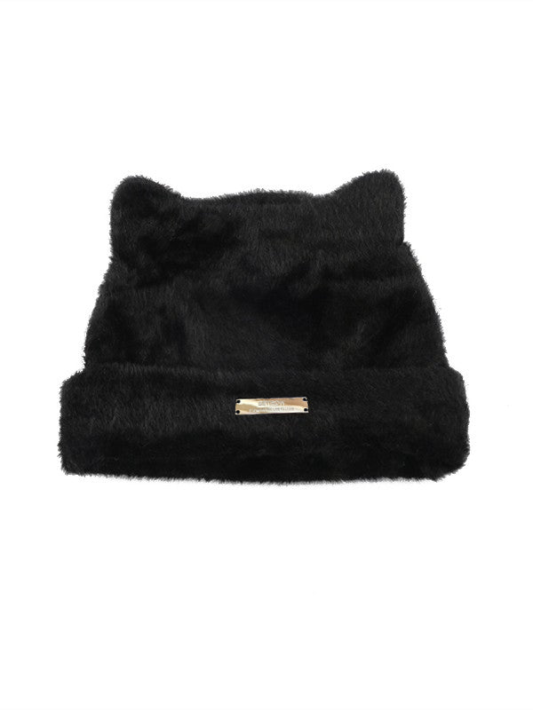 Gorro de lana con etiqueta metálica y gato peludo