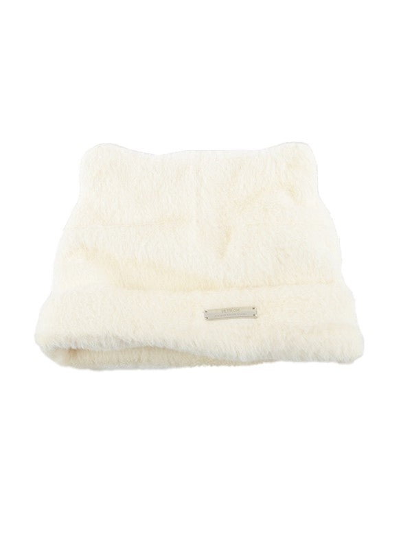 Gorro de lana con etiqueta metálica y gato peludo