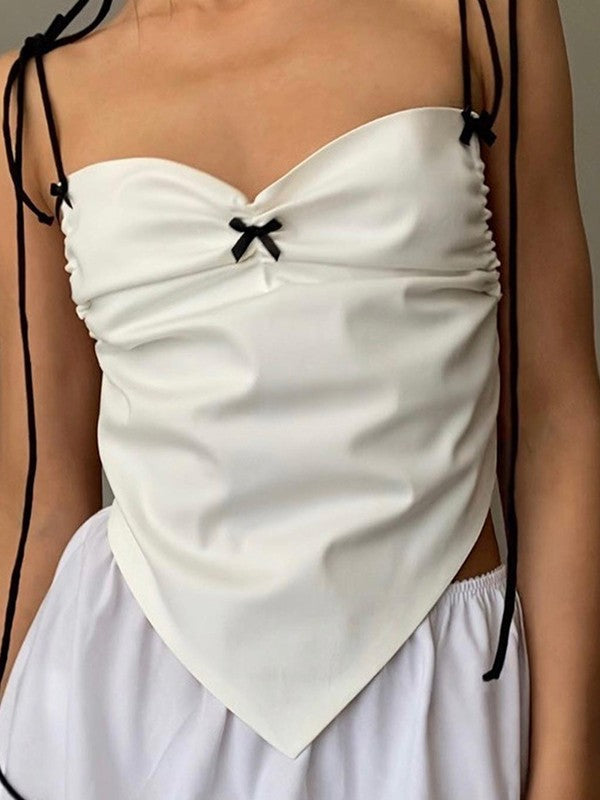 Rückenfreies, weißes, kurzes Cami-Top