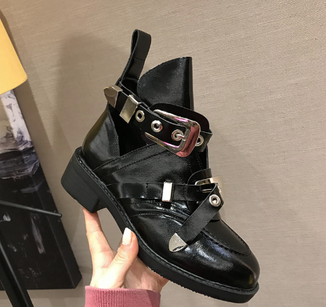 Botines con correa y hebilla recortada
