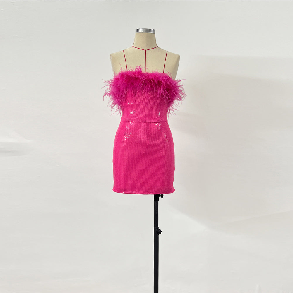 Trägerloses, ärmelloses, figurbetontes Minikleid mit Federn