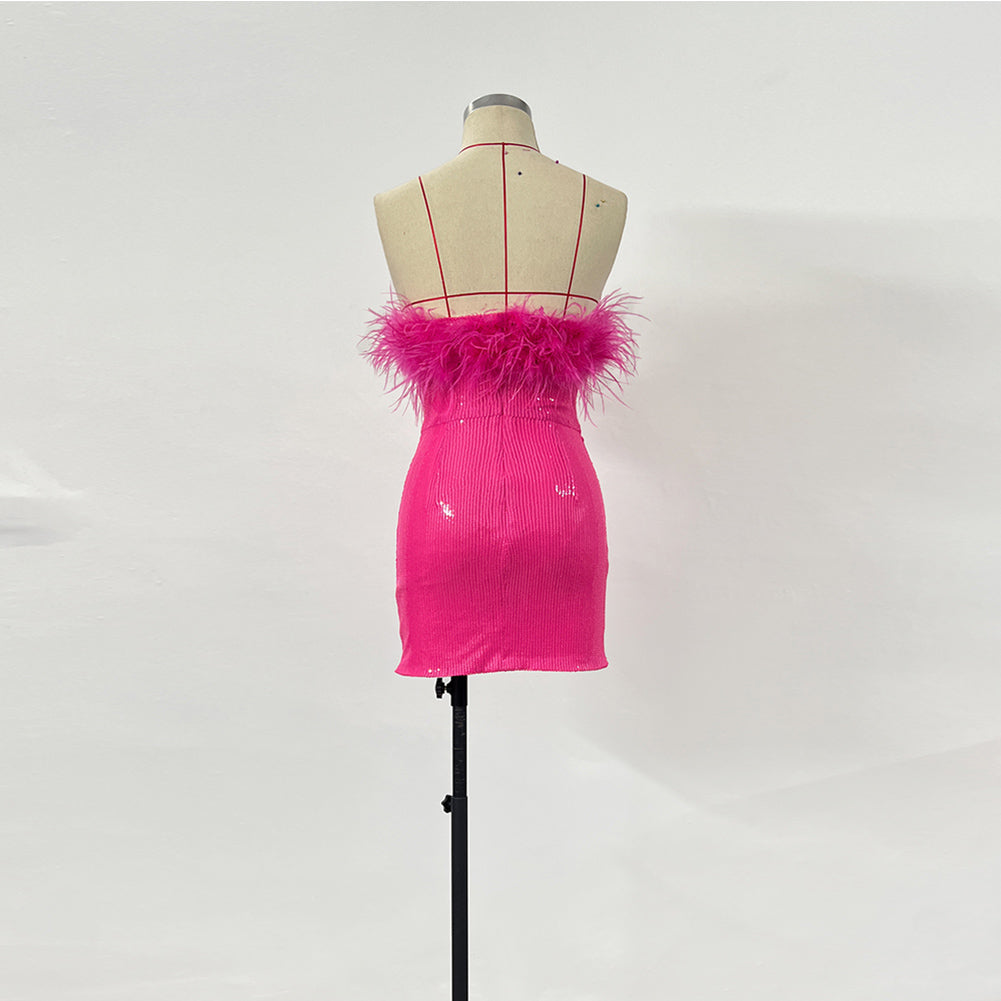 Trägerloses, ärmelloses, figurbetontes Minikleid mit Federn