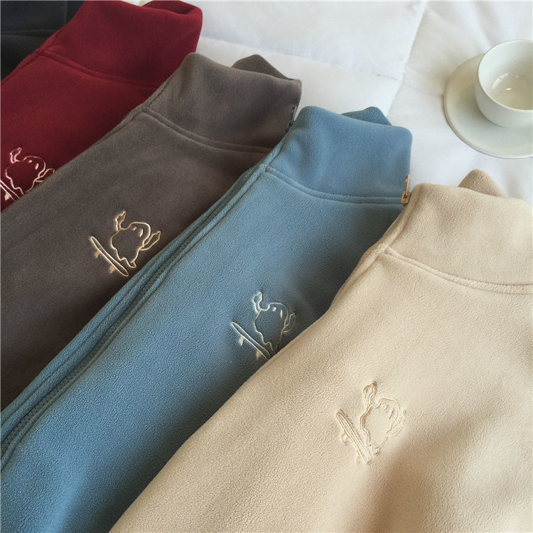 Chaqueta polar con cremallera y bordado