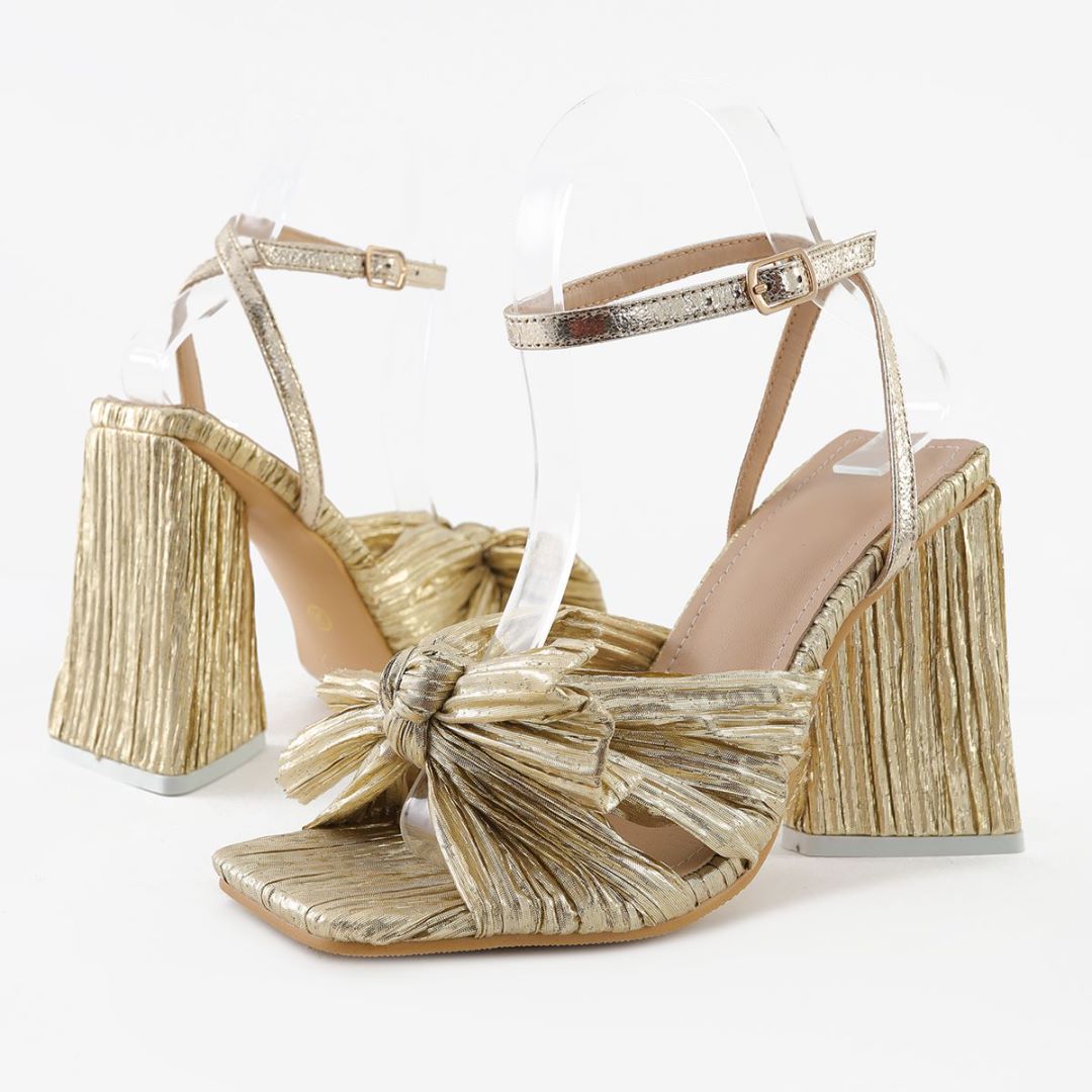 Sandalen mit Schleife und klobigem Absatz