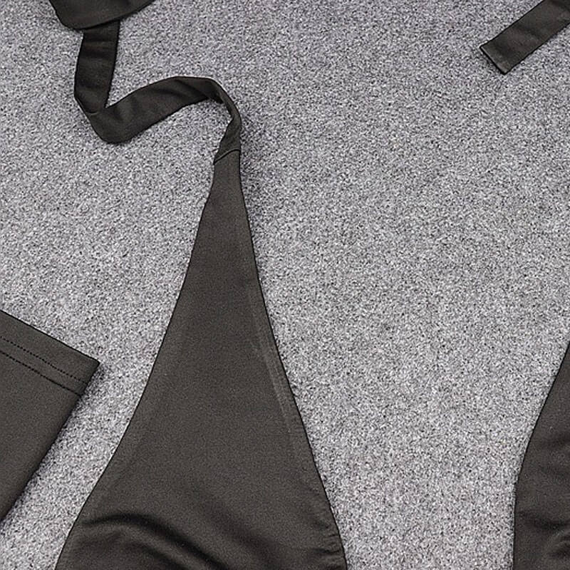 Verführerisches Neckholder-Crop-Top in Volltonfarbe mit Handschuhschnallenbesatz - Schwarz
