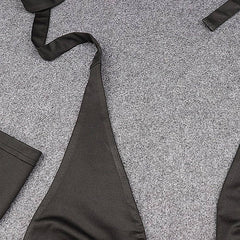Verführerisches Neckholder-Crop-Top in Volltonfarbe mit Handschuhschnallenbesatz - Schwarz