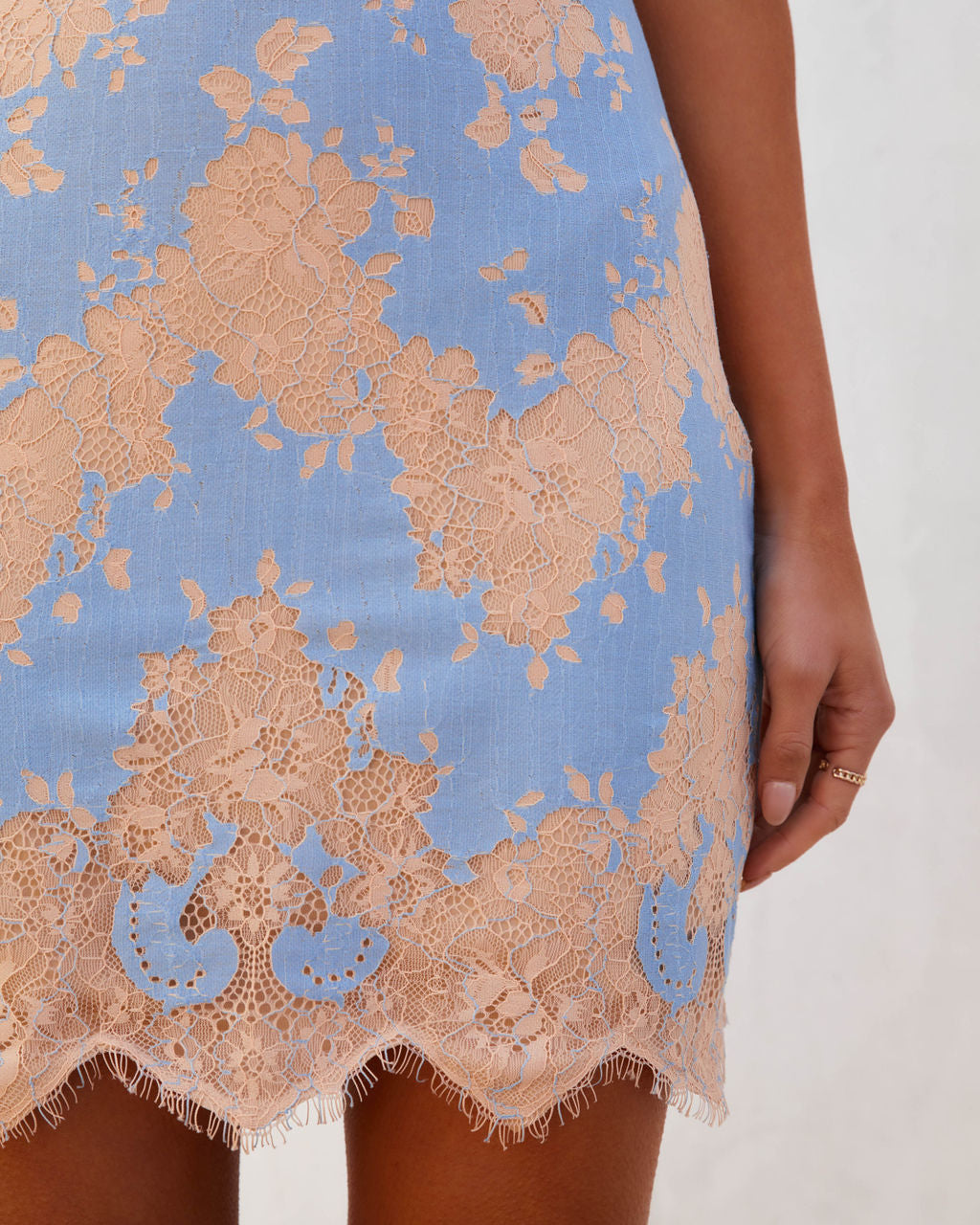 VORBESTELLUNG - Aries Spitzenkleid - Blau/Haut