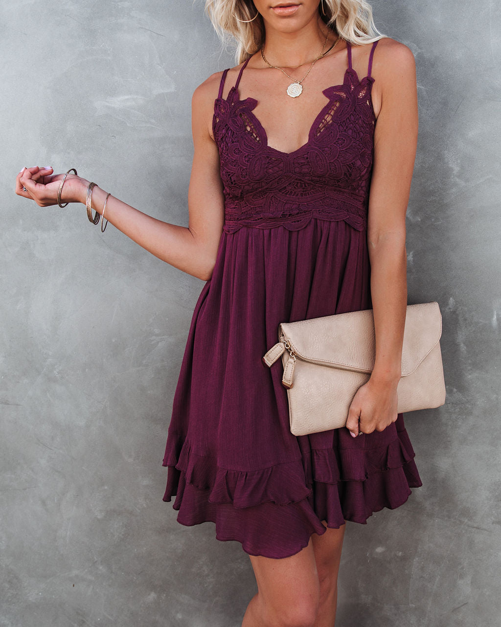 Best Of My Love – Spitzenrüschenkleid mit Taschen – Pflaume