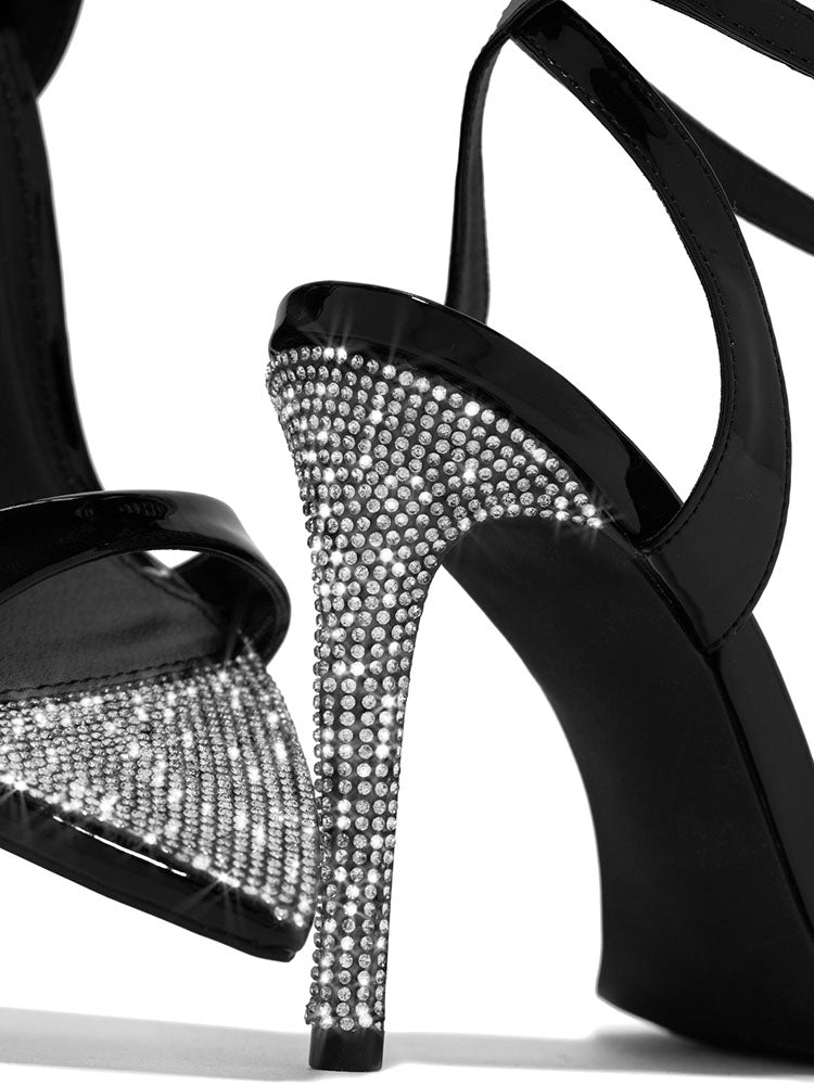 Spitz zulaufende Pumps mit Strass