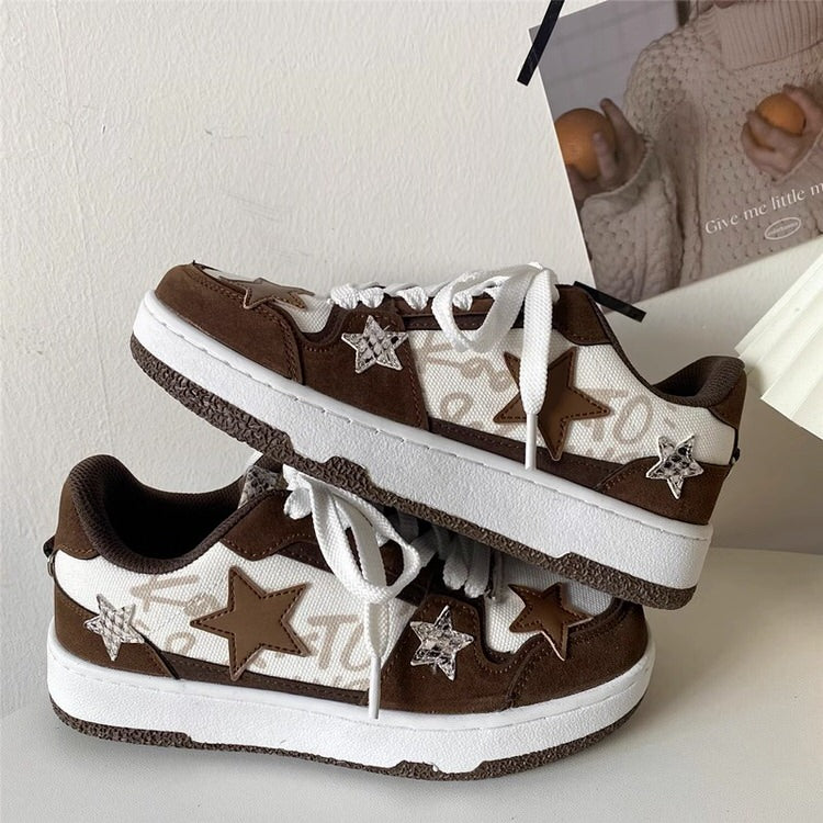 Braune Sneakers mit Stern-Ästhetik