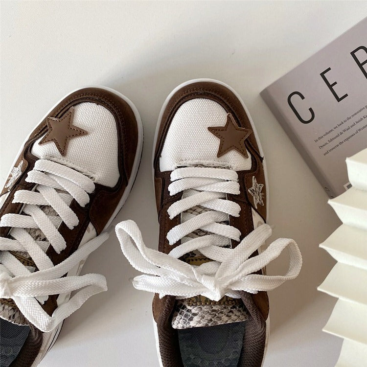 Braune Sneakers mit Stern-Ästhetik