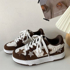 Braune Sneakers mit Stern-Ästhetik