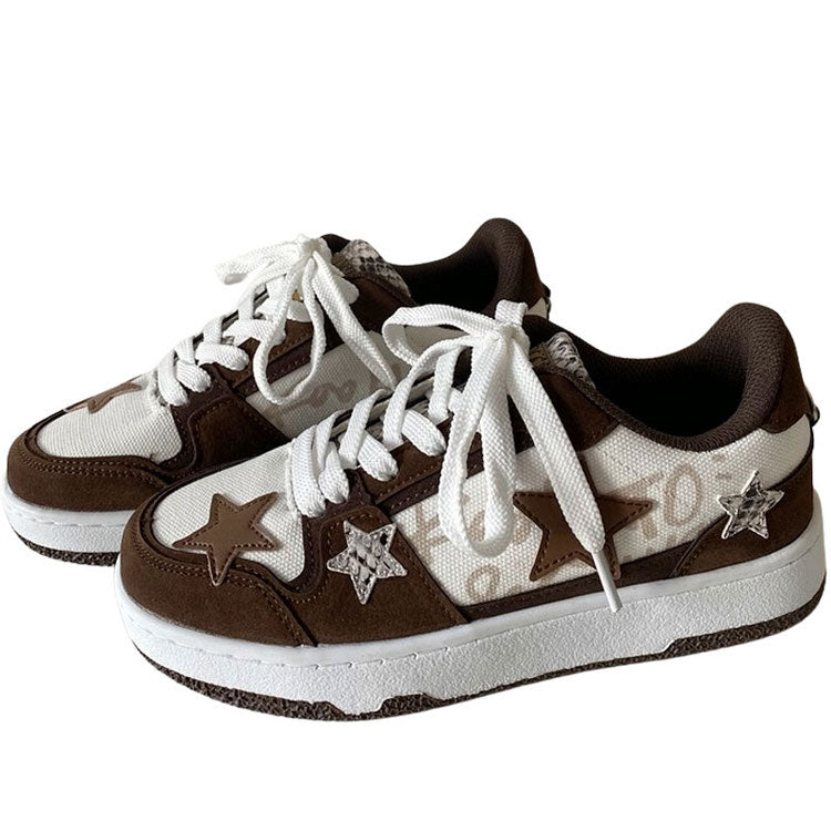 Braune Sneakers mit Stern-Ästhetik