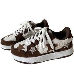 Braune Sneakers mit Stern-Ästhetik
