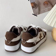 Braune Sneakers mit Stern-Ästhetik